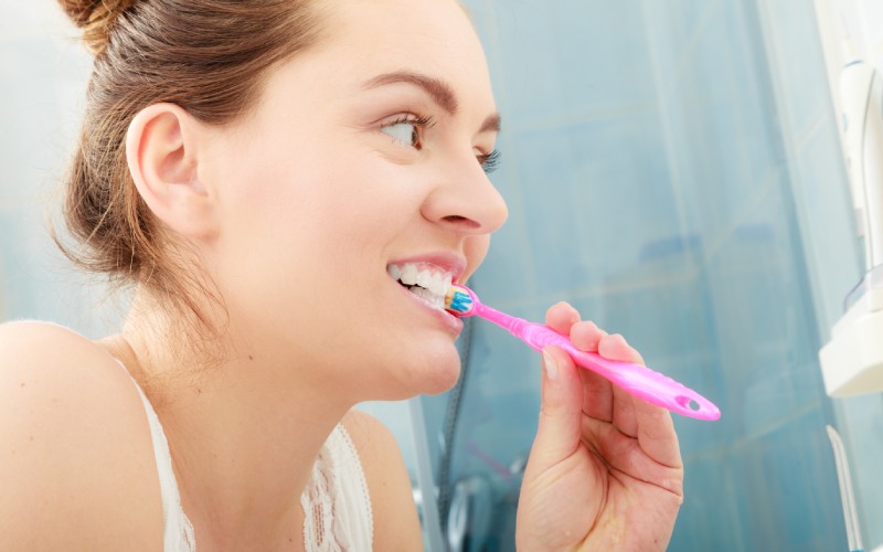 woman brushing cleaning teeth oral hygiene